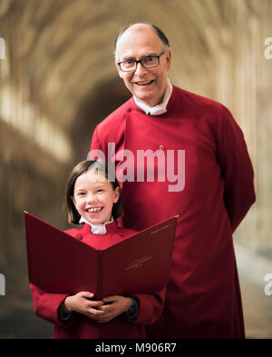 La cattedrale di Gloucester che ora è il reclutamento di ragazza coristi del coro Nov 2017 REGNO UNITO Foto Stock