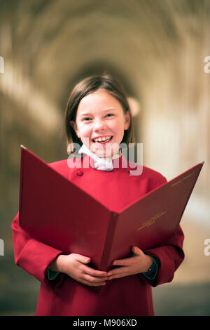 La cattedrale di Gloucester che ora è il reclutamento di ragazza coristi del coro Nov 2017 REGNO UNITO Foto Stock