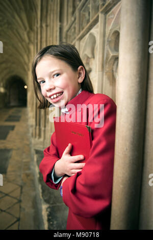 La cattedrale di Gloucester che ora è il reclutamento di ragazza coristi del coro Nov 2017 REGNO UNITO Foto Stock