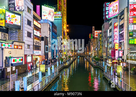 Osaka, Giappone - 29 Aprile 2014: vista notturna di canale Dotonbori. Dotonbori è una delle principali destinazioni turistiche in Osaka Foto Stock