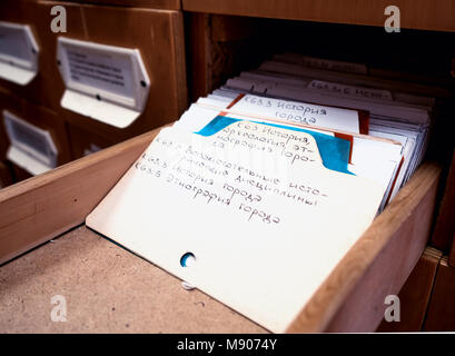 Sosnovy Bor, Russia - Marzo 19, 2016: Score Card nel catalogo della biblioteca Foto Stock