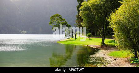 Sete Cidades lago vulcanico. Un grande cratere con 12 chilometri di perimetro, uno dei più visitati siti di São Miguel. Isole Azzorre, Portogallo Foto Stock