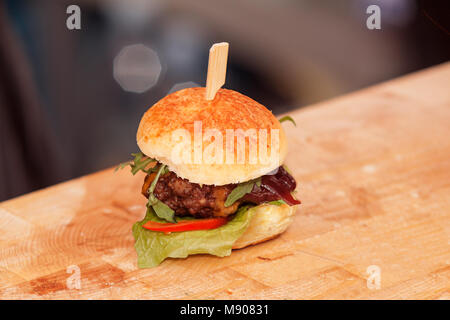 Dimostrazione di cottura. Creare Mini hamburger. Cheff esegue come rendere ben Mini hamburger. Gli ingredienti in primo piano. Foto Stock