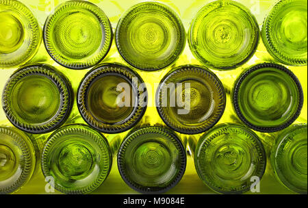 Vicino la pila di tante vuote lavata di vetro verde per bottiglie di vino il lato di fondo e a basso angolo di visione Foto Stock