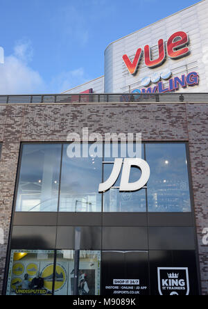 JD negozio di articoli sportivi, negozio di facciata vue segno cinema in background, il triangolo rock misto al dettaglio tempo libero e residenziale sviluppo, Bury lancashire regno unito Foto Stock