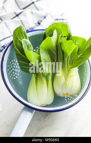 Fresh pak choi cavolo in scolapasta. Foto Stock