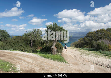 Turista singolo camminando nel sole di primavera sulla penisola di Akamas vicino a Polis, Cipro, Mediterranea Foto Stock