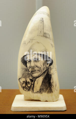 Scrimshaw (capodoglio dente) incisione di Fátima Madruga. Il Museu dos (Baleeiros Whalers museo), Lages do Pico, Pico. Isole Azzorre, Portogallo Foto Stock