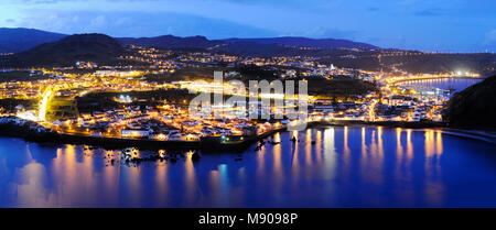 La città di Horta al crepuscolo. Faial, isole Azzorre. Portogallo Foto Stock