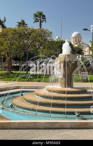 Fontana nel parco vicino Molos promenade di Limmasol città vecchia, Cipro, Mediterranea Foto Stock