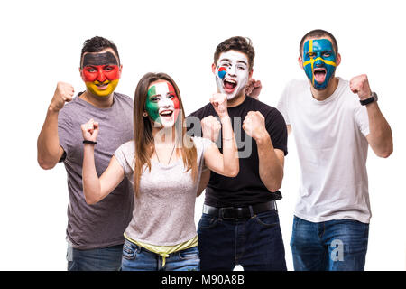 Gruppo di persone appassionati tifosi delle squadre nazionali con dipinta la faccia di bandiera della Germania, Messico, Corea del Sud, Svezia Foto Stock