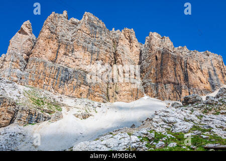 Il Sass Pordoi South face (2952 m) nel Gruppo del Sella, dolomiti montagna nelle Alpi Foto Stock