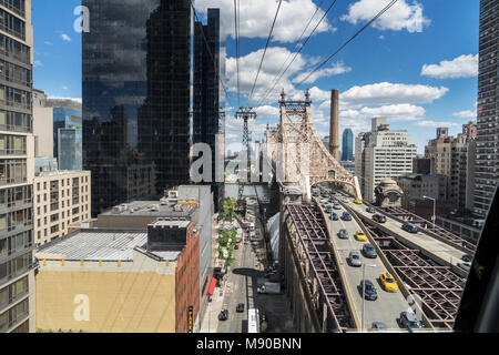 New York, NY, Stati Uniti d'America - 3 giugno 2017. Vista della città di New York e Ed Koch ponte dal tram in direzione di Roosevelt Island Foto Stock