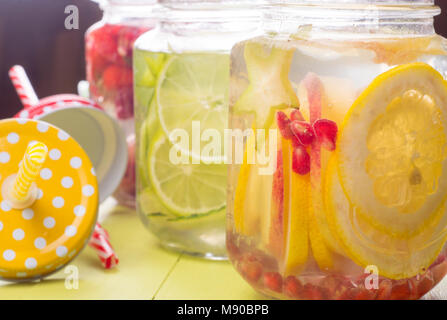 Acqua fredda con limone, calce e carambole fette Foto Stock