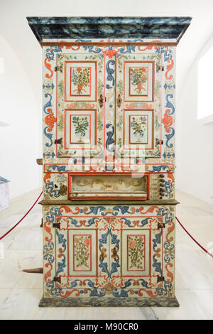 Vintage organo a canne in rosso e blu di ornamenti come una unità di visualizzazione nel museo Foto Stock