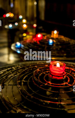 Preghiera candele accese all'interno atmosferica Notre Dame di Parigi Foto Stock