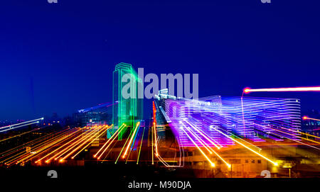 DALLAS, TX - Dicembre 10, 2017 - Downtown Dallas skyline con percorsi di luce dal neaon edifici illuminati Foto Stock