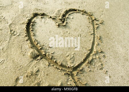 Cuore disegnato sulla sabbia, il concetto di amore Foto Stock