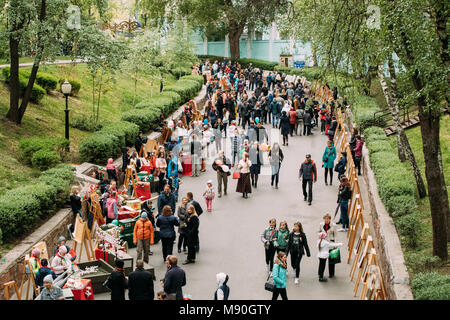 Gomel, Bielorussia. La gente camminare nel parco della città sulla Celebrazione dedicata alla vittoria il giorno 9 maggio. Foto Stock