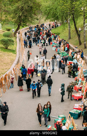 Gomel, Bielorussia. La gente camminare nel parco della città sulla Celebrazione dedicata alla vittoria il giorno 9 maggio. Foto Stock