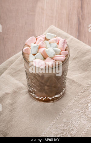 Bere caffè con colorati marshmallow Foto Stock