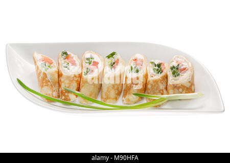 Rotoli di sottili frittelle con salmone formaggio isolato Foto Stock