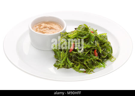 Insalata di alghe Chuka con salsa di arachidi isolato Foto Stock