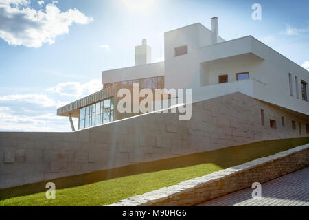 Edificio moderno in giornata di sole Foto Stock