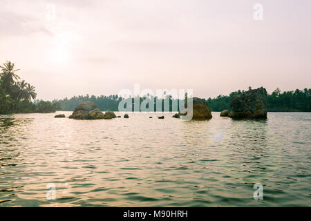 Bellissima vista del lago Koggala, Sri Lanka, nella soleggiata sera Foto Stock