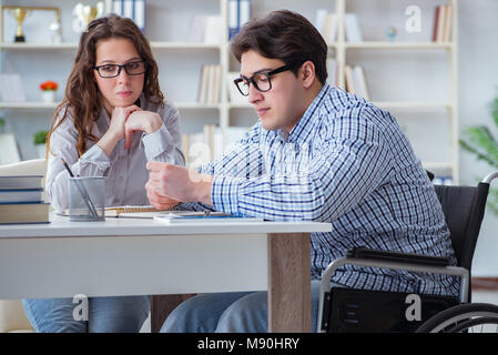 Studenti disabili studiare e preparazione per gli esami di college Foto Stock