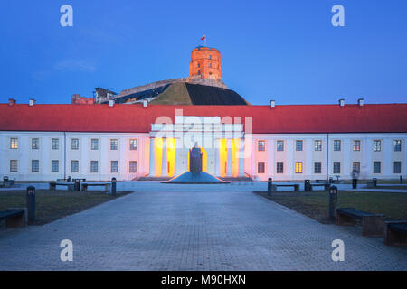 Museo Nazionale di Vilnius al crepuscolo Foto Stock