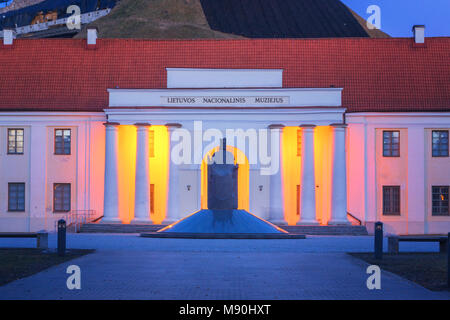 Museo Nazionale di Vilnius al crepuscolo Foto Stock