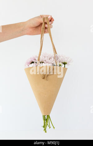 Fiori in beige involucro di carta Foto Stock