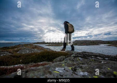 Escursionista alla scoperta dell'isola tjorn, Svezia 2016 Foto Stock