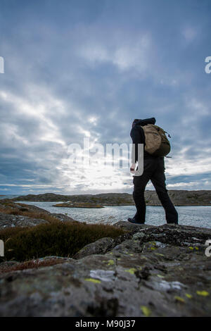 Escursionista alla scoperta dell'isola tjorn, Svezia 2016 Foto Stock