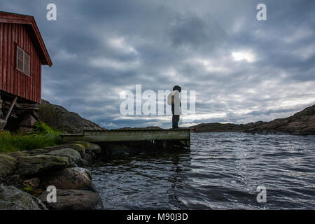 Escursionista alla scoperta dell'isola tjorn, Svezia 2016 Foto Stock
