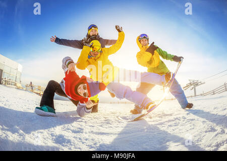 Happy amici alla stazione sciistica si divertono Foto Stock