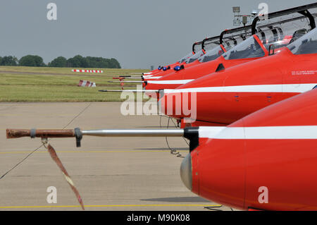 Aerei a reazione della Royal Air Force Red Arrows alla RAF Scampton. Allineati di fila. Nasi. Tubi pitot. Jets Foto Stock