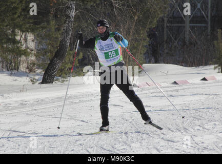 KAZAN, RUSSIA - marzo, 2018: sportivo in esecuzione su sci-via nella maratona di sci Foto Stock