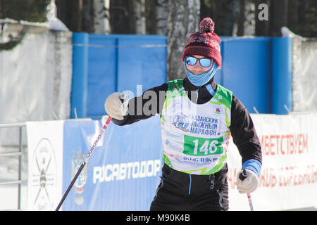 KAZAN, RUSSIA - marzo, 2018: lo sciatore con occhiali da sole alla maratona di sci Foto Stock