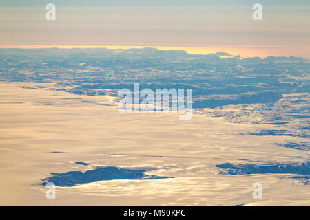 Vista dalla Virgin Atlantic sulla via che da Gatwick North Terminal a Las Vegas guardando fuori della finestra da 35.000 ft. Foto Stock