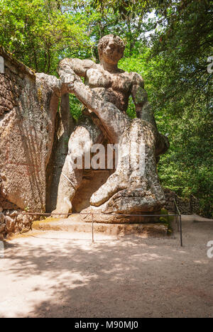 Bomarzo, VT, Italia, Luglio 2014: Ercole e Caco (Ercole e Caco) statua nel Parco dei Mostri di Bomarzo, Italia. Esso rappresenta la lotta betw Foto Stock