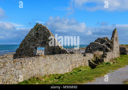 Le rovine delle case di sale a Port Eynon Penisola di Gower Galles del Sud Foto Stock