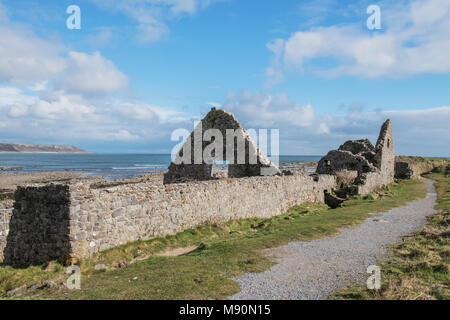 Le rovine delle case di sale a Port Eynon Penisola di Gower Galles del Sud Foto Stock