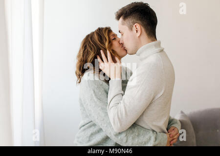 Coppia felice kissing a casa Foto Stock