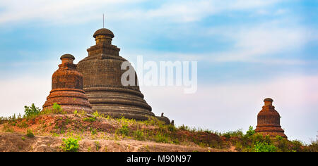 Stupa in tempio buddista, Mrauk U. Myanmar. Panorama Foto Stock