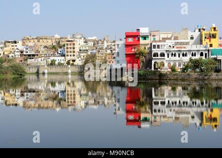 Udaipur città della città dei laghi si riflette nel lago Pichola Udaipur Rajashan India Foto Stock