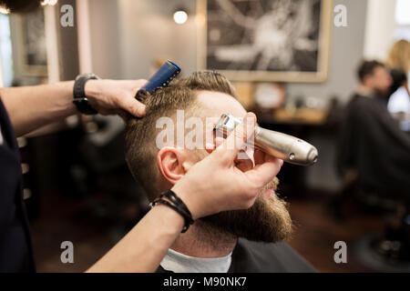 Ritratto di uomo barbuto rasata al Barber shop Foto Stock