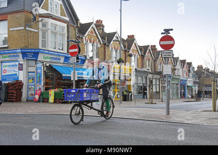 Un ciclista su una nave da trasporto di biciclette su strada Francesco, Wathamstow, Londra. Una nuova strada pedonale dello shopping. Parte della nuova Mini Holland schema Foto Stock