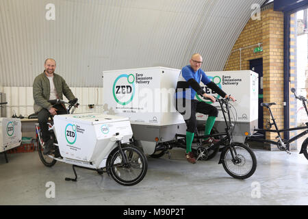 Il personale da una delle Emissioni Zero società di consegna di sedersi sul carico elettrico moto utilizzate per la distribuzione di merci in Walthamstow, a nord di Londra. Foto Stock